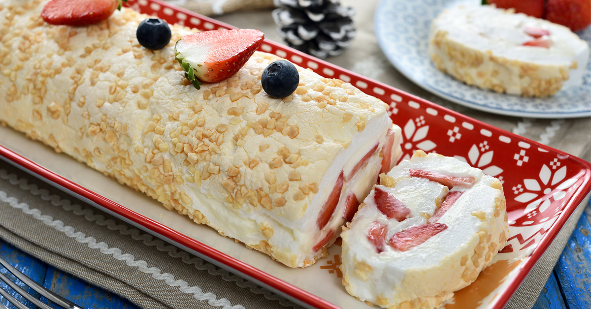 Roll of meringue and strawberries